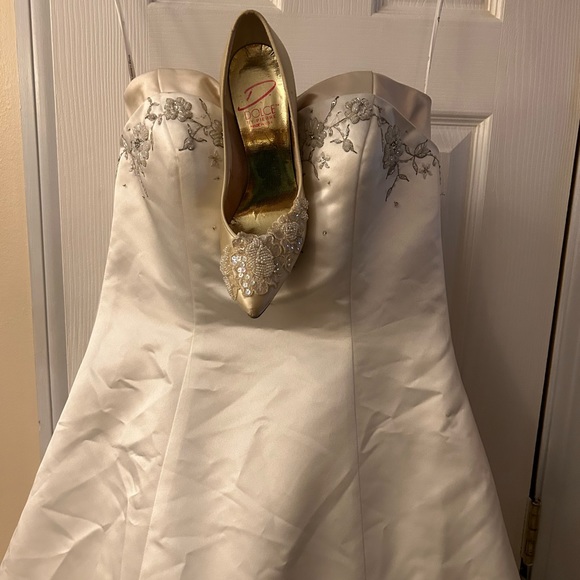 Beautiful Wedding Gown size 6 matching shoes size 7 - Picture 5 of 6